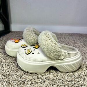 New Crocs Stomp Clogs Faux Fur Lined Platform Shoes Women’s Size 6 Beige